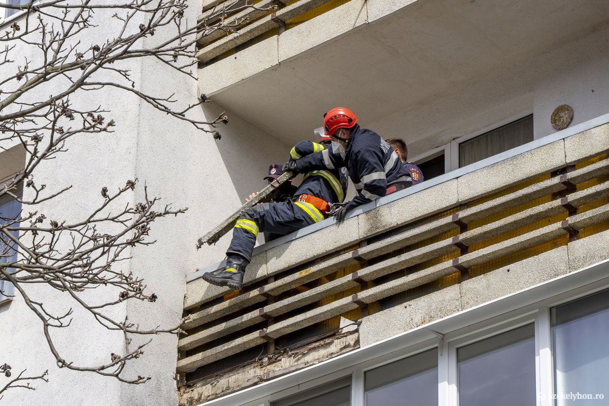 A harmadik emeleti lakásba az erkély nélkül tudtak bejutni a tűzoltók •  Fotó: Haáz Vince