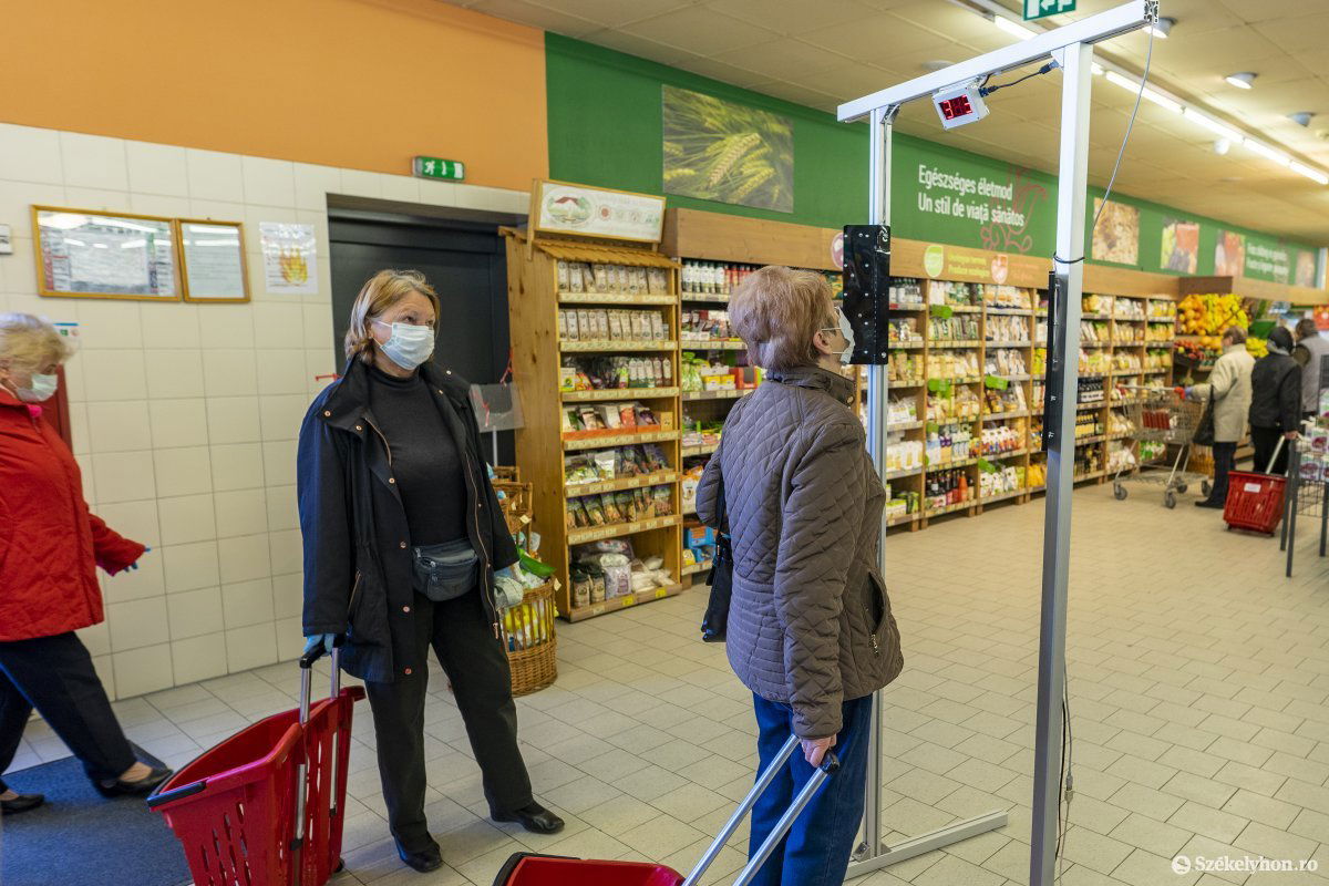 A vásárlók nem idegenkedtek a lázmérő kaputól, többen kipróbálták •  Fotó: Haáz Vince