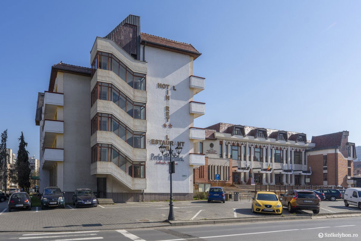 A szintes szálloda és a kisebb kulturális központ •  Fotó: Haáz Vince