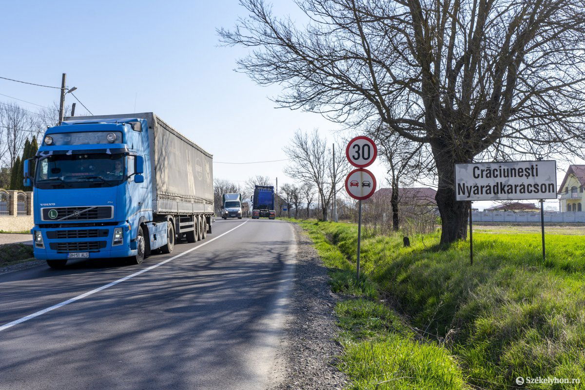 Kamionstopra várnak. Rengeteg bosszúságot okoz a nagy forgalom az Alsó-Nyárádmentén •  Fotó: Haáz Vince