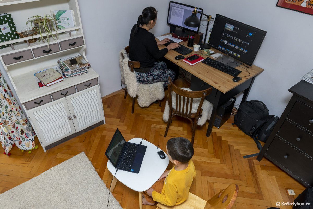 Legtöbb esetben a home office-ban is a nőkre hárult az otthoni munka, a gyerekekkel való tanulás •  Fotó: Haáz Vince