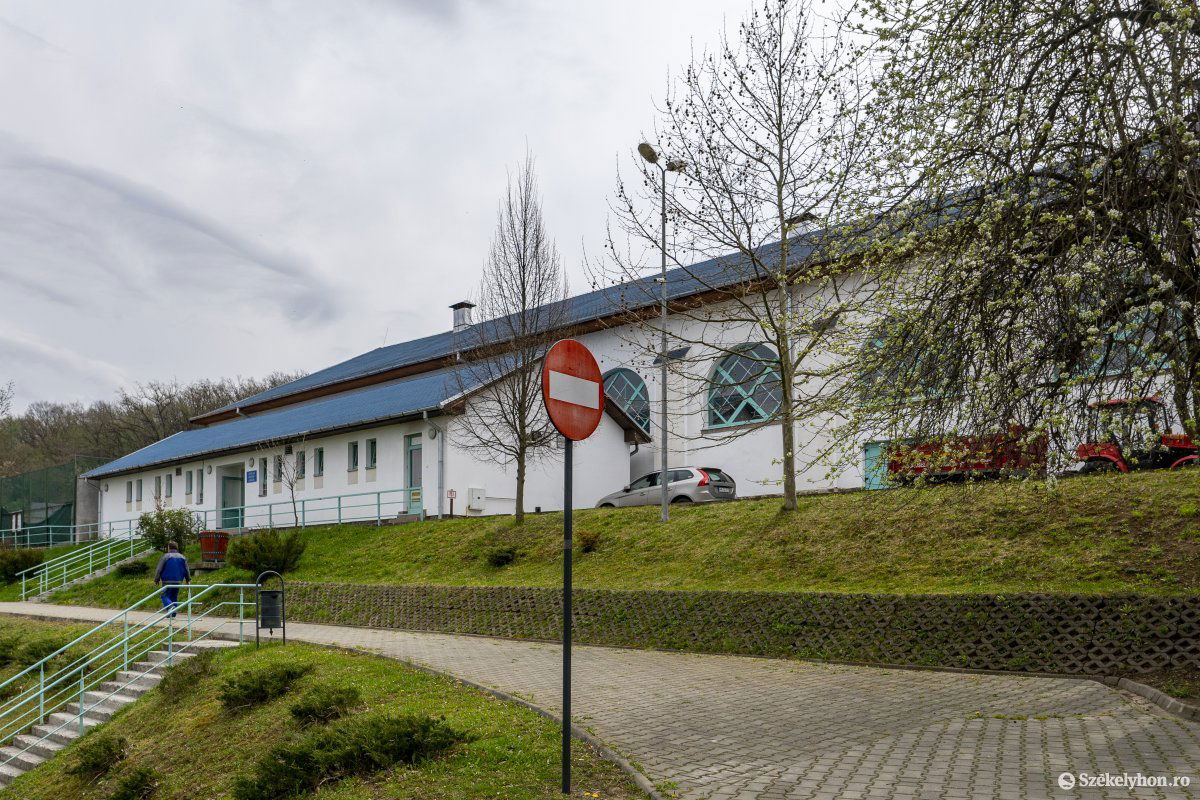 Az orvosi egyetem udvarán található épületben alakítanak ki ideiglenes kórházat •  Fotó: Haáz Vince
