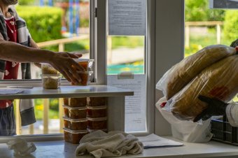 Nem csak meleg ebédet kapnak az idősek, van ahol a bevásárlásukat is elintézik