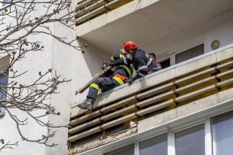Nem nyitott ajtót a szomszédoknak, ezért a tűzoltókhoz kellett fordulniuk