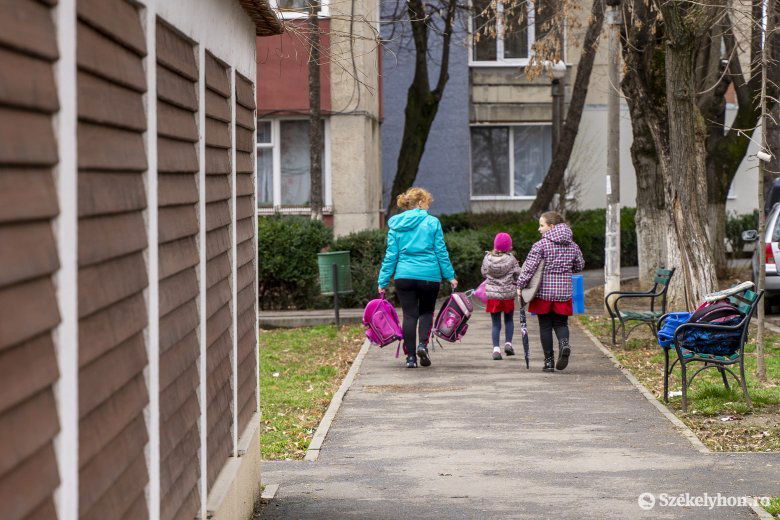Szülő kíséri haza az iskolásokat. Ma inkább ez a jellemző •  Fotó: Haáz Vince