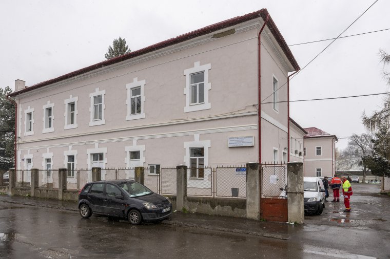 Két orvos, két rezidens, valamint ápolók és asszisztensek is vannak a Maros megyei fertőzöttek között