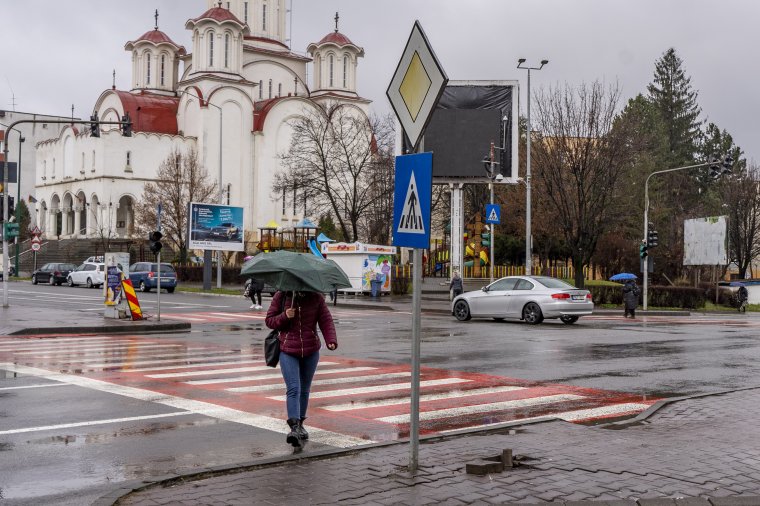 Esős és hűvös napok elé nézünk