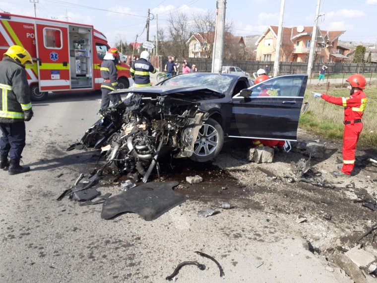 Hídfőnek csapódott egy személygépjármű, a sofőr súlyosan megsérült