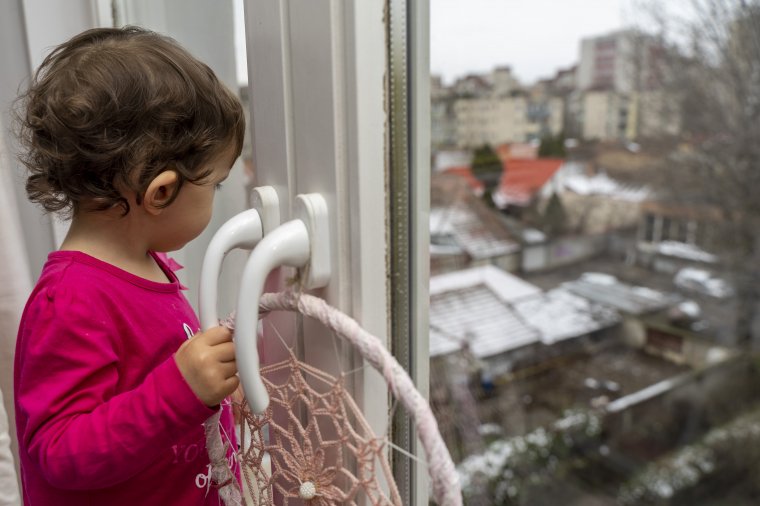 Hivatalos: jogosult táppénzre a karanténba vagy elkülönítésbe helyezett gyermekét felügyelő szülő
