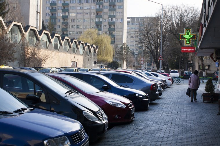 Mégsem ingyenes a parkolás, de nincs, aki büntesse az autósokat