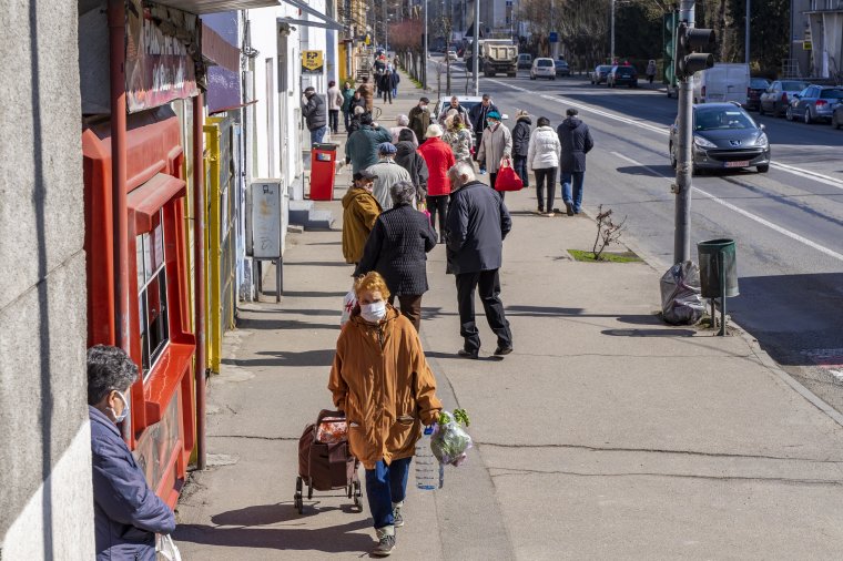 Több hónappal meghosszabbíthatják a román hatóságok az idősek kijárási korlátozásait