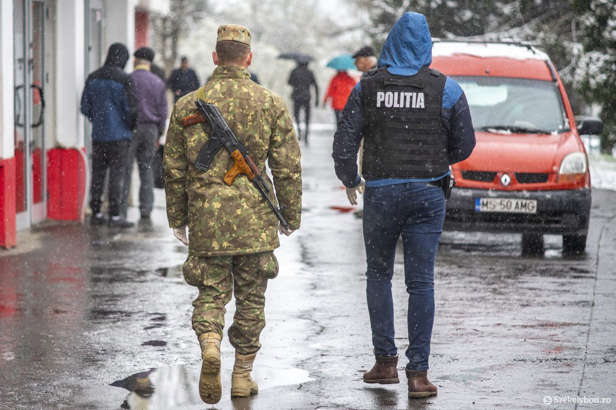 Rendőrök és katonák járőröznek az utcákon •  Fotó: Haáz Vince