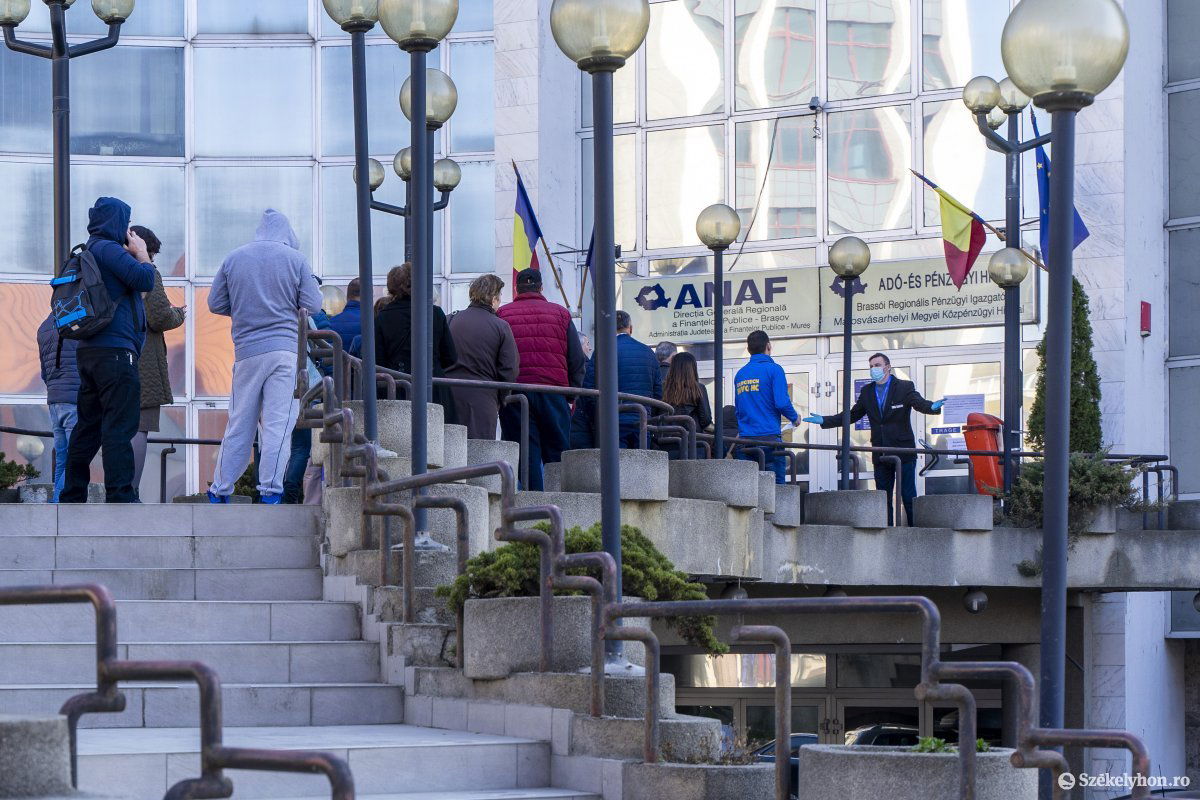 Búcsú a soroktól. A hivatalos ígéret szerint elenyész lesz azoknak az ügyintézéseknek a száma, amiért a cégek képviselőjének be kell mennie az ANAF-hoz •  Fotó: Haáz Vince