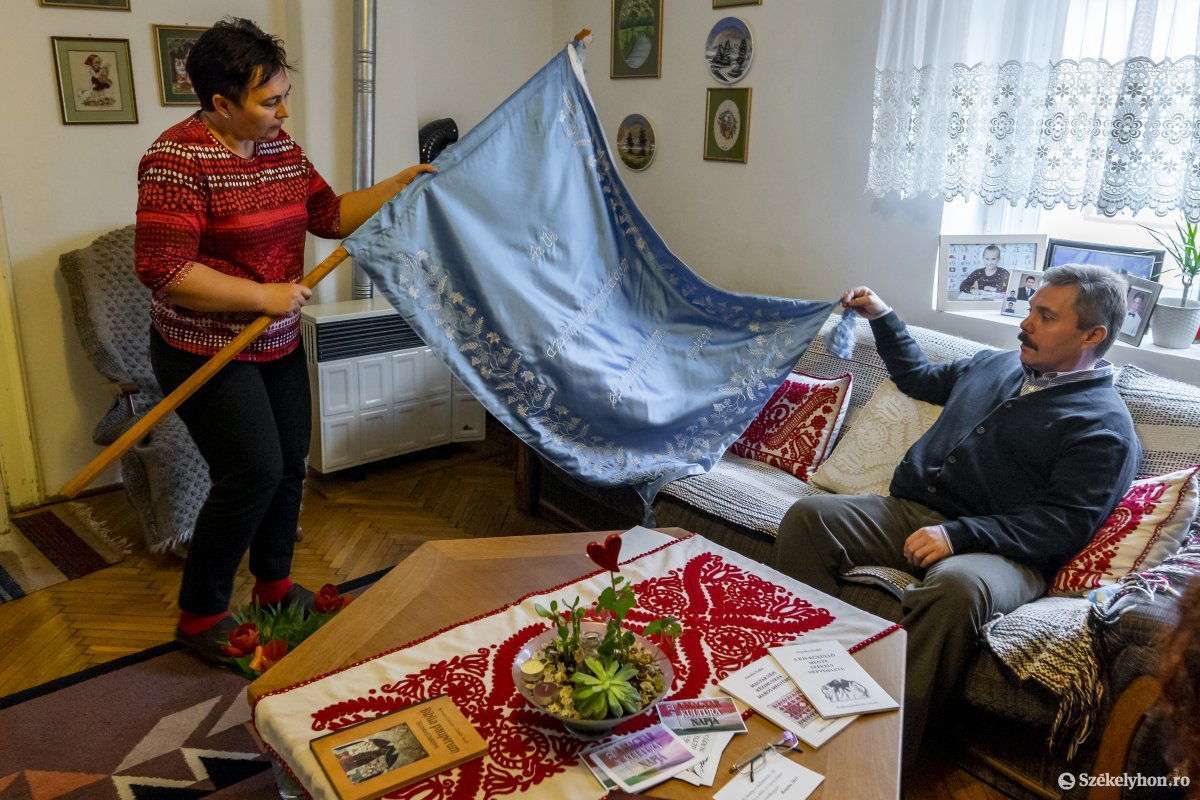 A nőszövetségi zászló egyik oldala kék, hiszen a templomban ez az egyik alapszín •  Fotó: Haáz Vince
