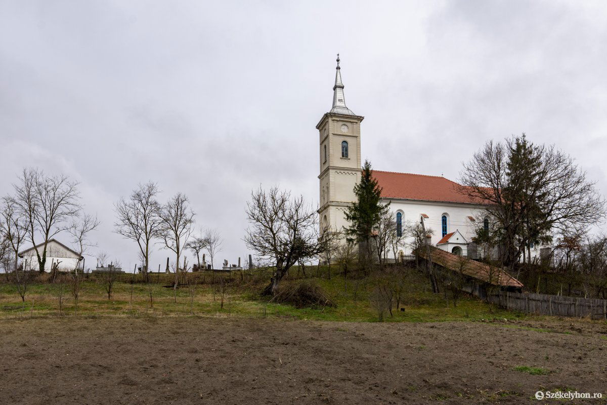 A magas dombon álló bonyhai református templom •  Fotó: Haáz Vince