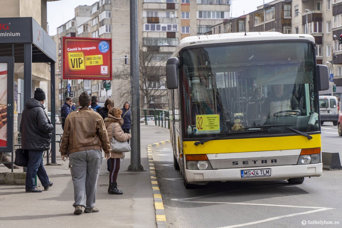 Bár csökkent az utasok száma, így is nagyon sokan használják a tömegközlekedést Marosvásárhelyen •  Fotó: Haáz Vince