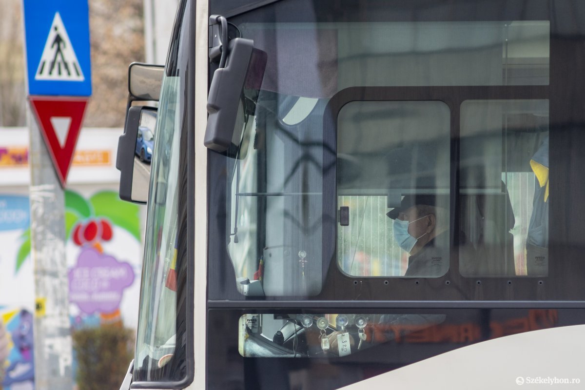 Nehéz az ingázóknak. A kevés buszjárat miatt gondot jelent a napi közlekedés. Képünk illusztráció •  Fotó: Haáz Vince