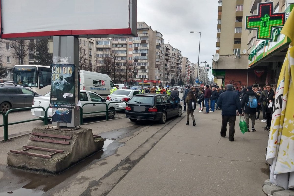 Egy buszmegállóba állította meg a rendőrség az autót és igazoltatta a sofőrt •  Fotó: Viorel Bercea