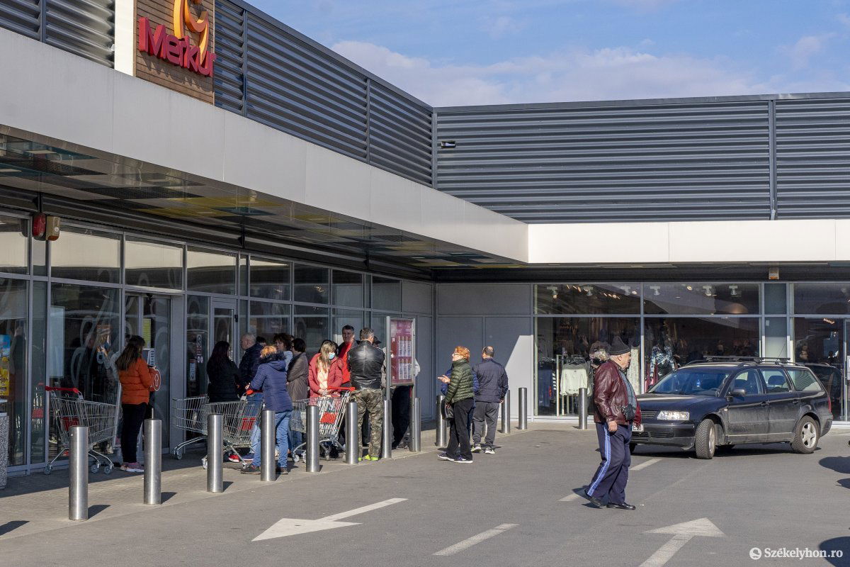 Az üzletek nagyságától függ, hogy egyszerre hány személyt engednek be vásárolni •  Fotó: Haáz Vince
