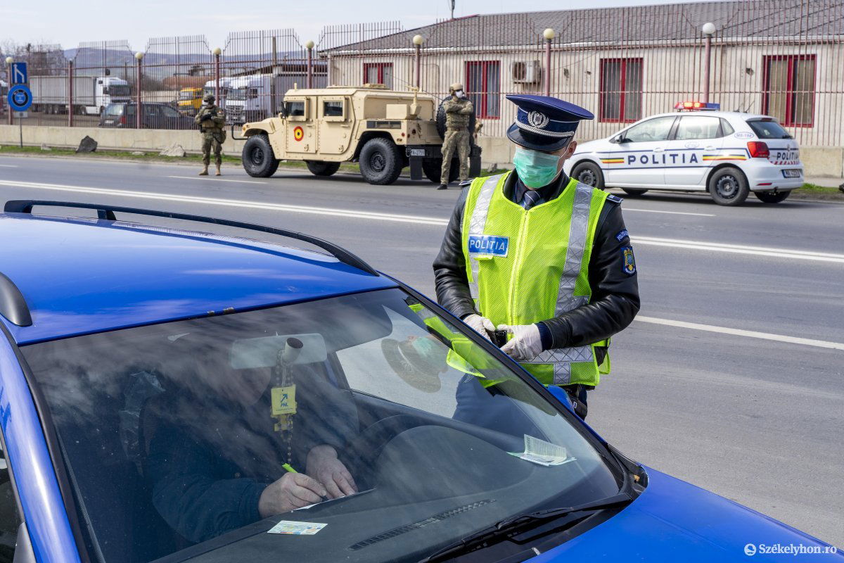 Hatósági ellenőrzés szükségállapot idején. Jelentős összegekre bírságolhatók a szabálysértők •  Fotó: Haáz Vince