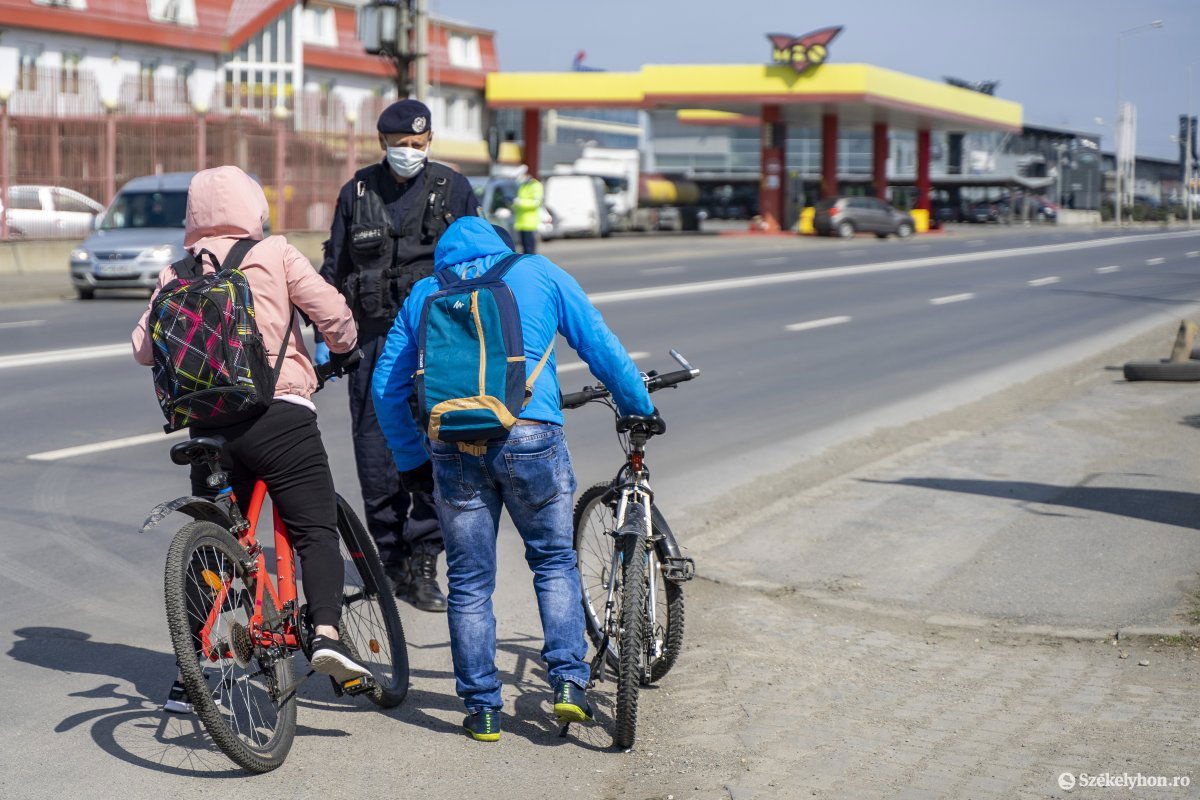 Kerékpározó fiatalokat is ellenőriztek •  Fotó: Haáz Vince