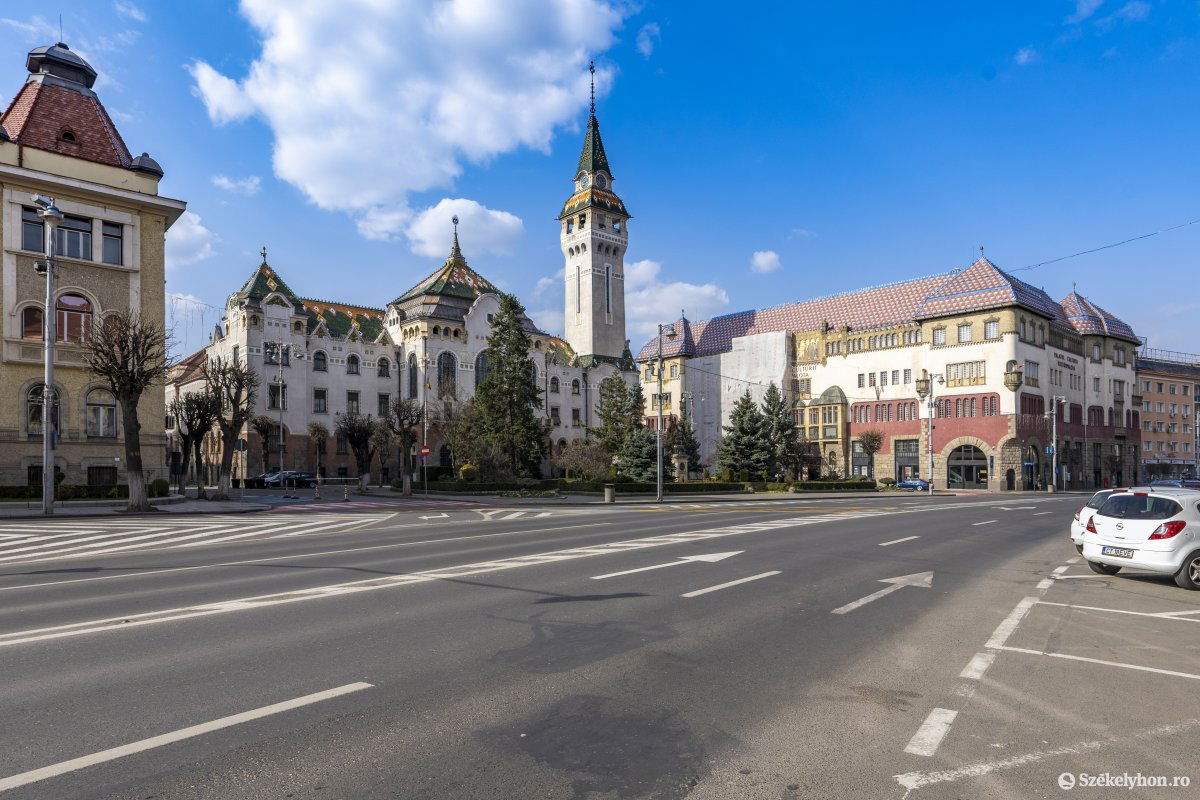 Üresen kong Marosvásárhely főtere. Vannak, akik a tiltás ellenére sem maradnak otthon •  Fotó: Haáz Vince