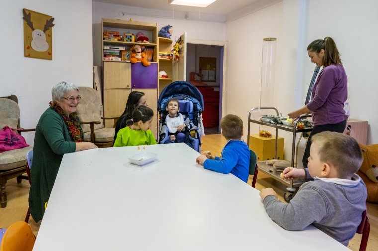 Autista gyerekekkel foglalkozó, segítő szakmákban dolgozók számára indítanak képzést