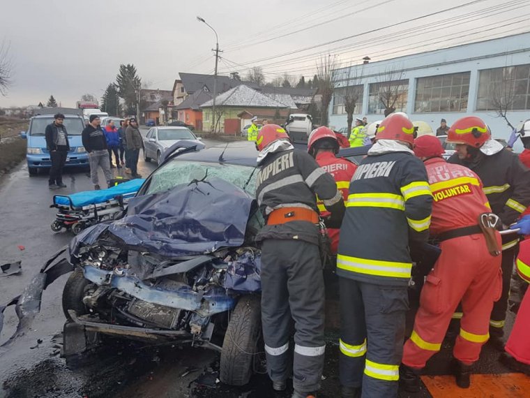 Áthajtott a menetirányával ellentétes sávra, teherautóval ütközött