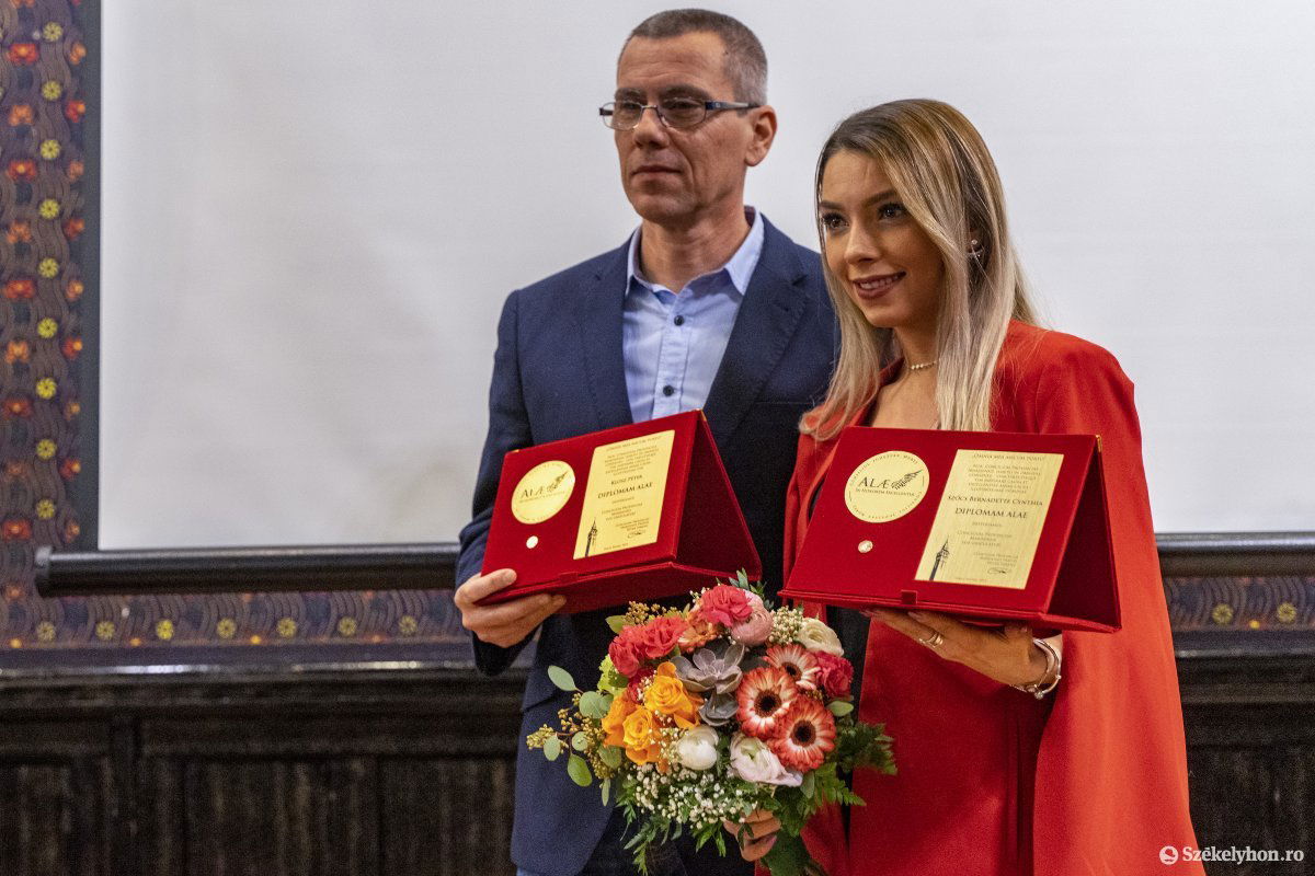 Klosz Péter testvére, Viktor és Szőcs Bernadette a díjátadón •  Fotó: Haáz Vince