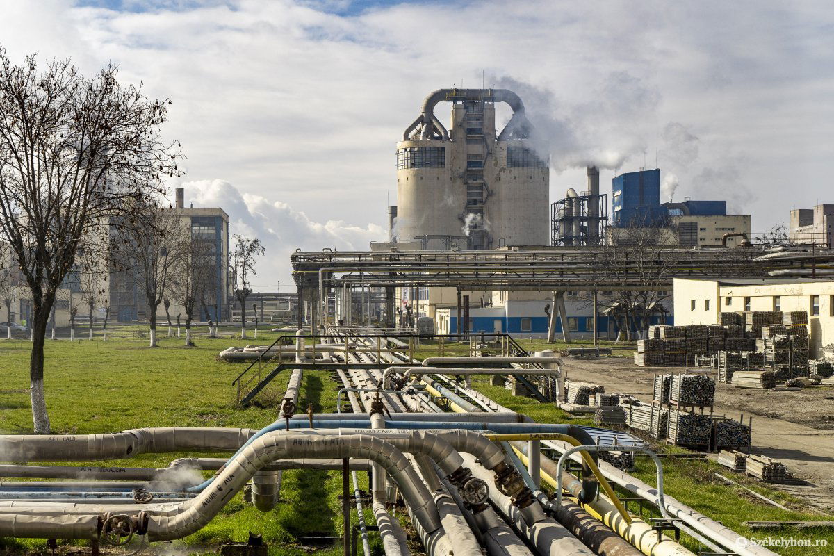 A több hektáron fekvő kombinát működése ömagában is elég zajos, a berendezések leállítása a szokottnál sokkal hangosabb szokott lenni • Fotó: Haáz Vince