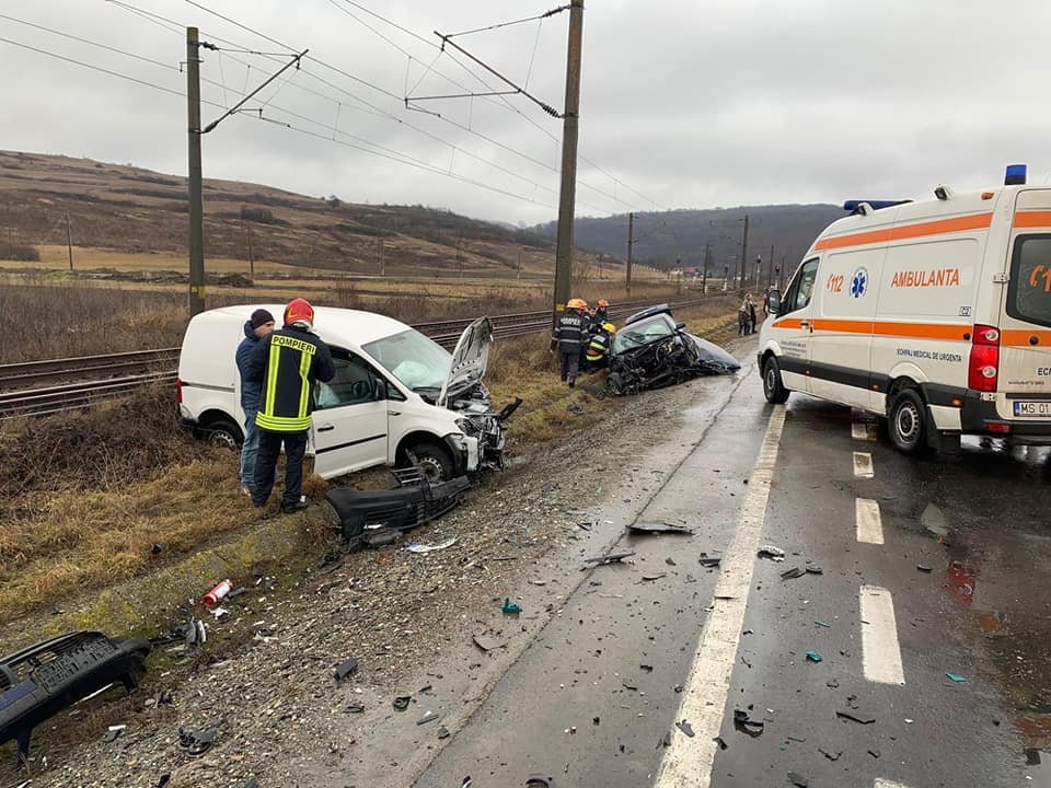 Mentőautó és mentőhelikopter is érkezett a helyszínre •  Fotó: Maros megyei tűzoltóság