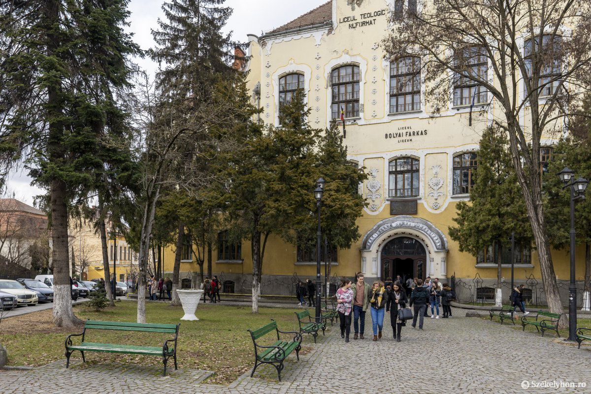 A Bolyai Farkas Gimnázium főépületének felújítása is folyamatban van, belülről már dolgoznak rajta •  Fotó: Haáz Vince