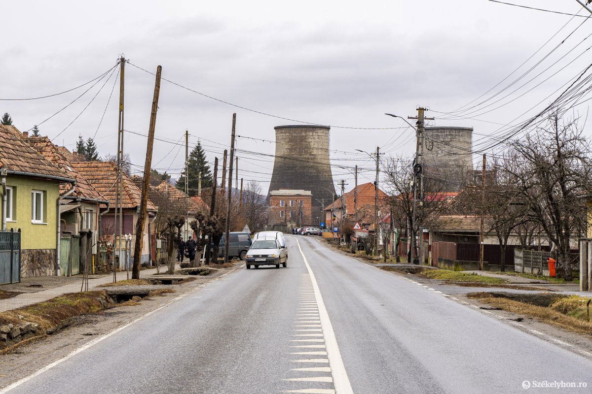 A hűtőtornyairól is emlékezetes Gyulakuta. Vagy Gyalakuta? •  Fotó: Haáz Vince