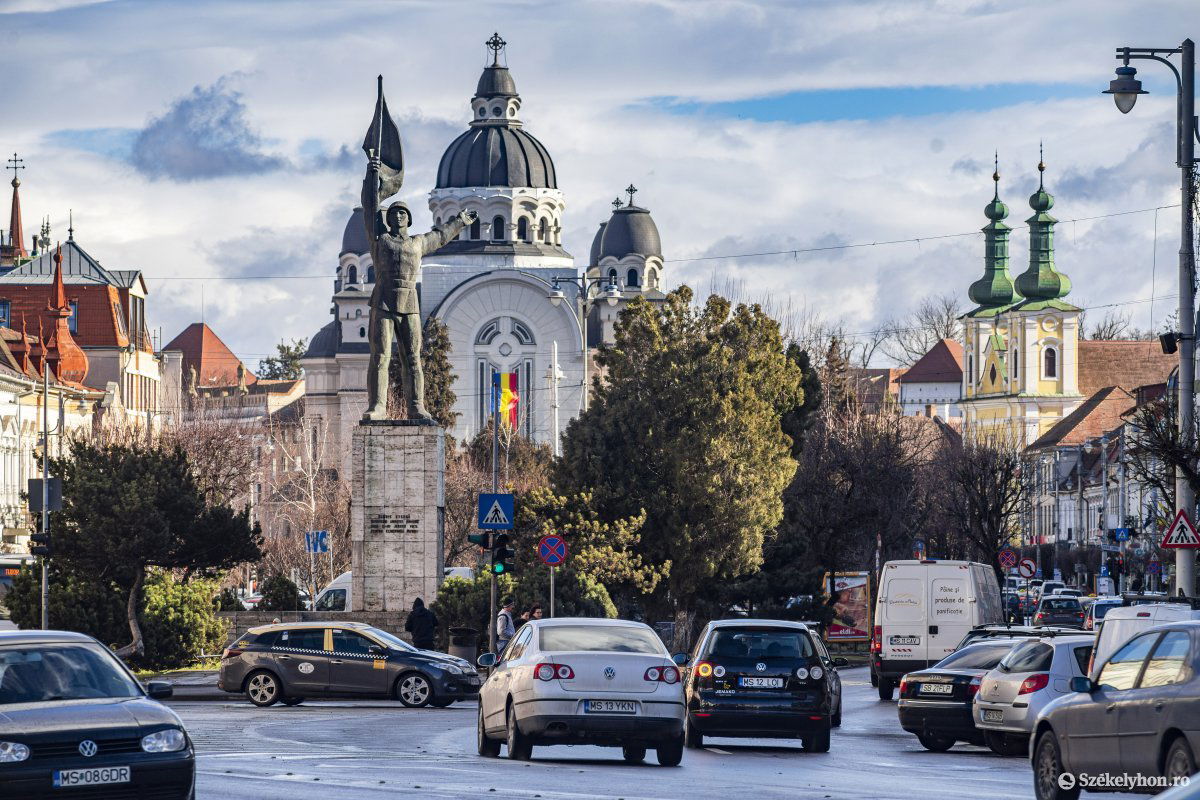 A vásárhelyi katonaszobor. A jobb karjában zászlót lobogtató hős
farkasszemet néz a Nyugatról érkező fasizmussal •  Fotó: Haáz Vince