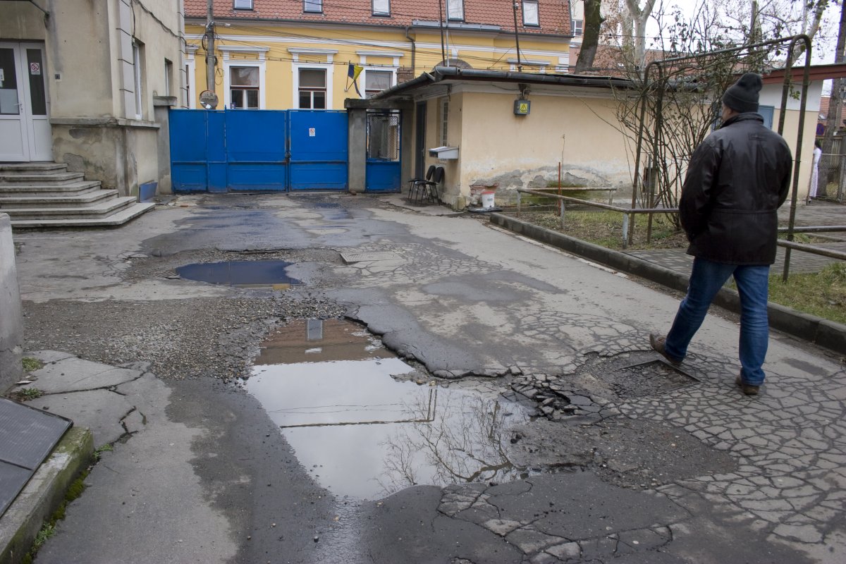 A tervek szerint még idén eltűnnek a gödrök és megújul a szülészeti kórház udvara •  Fotó: Gálna Zoltán