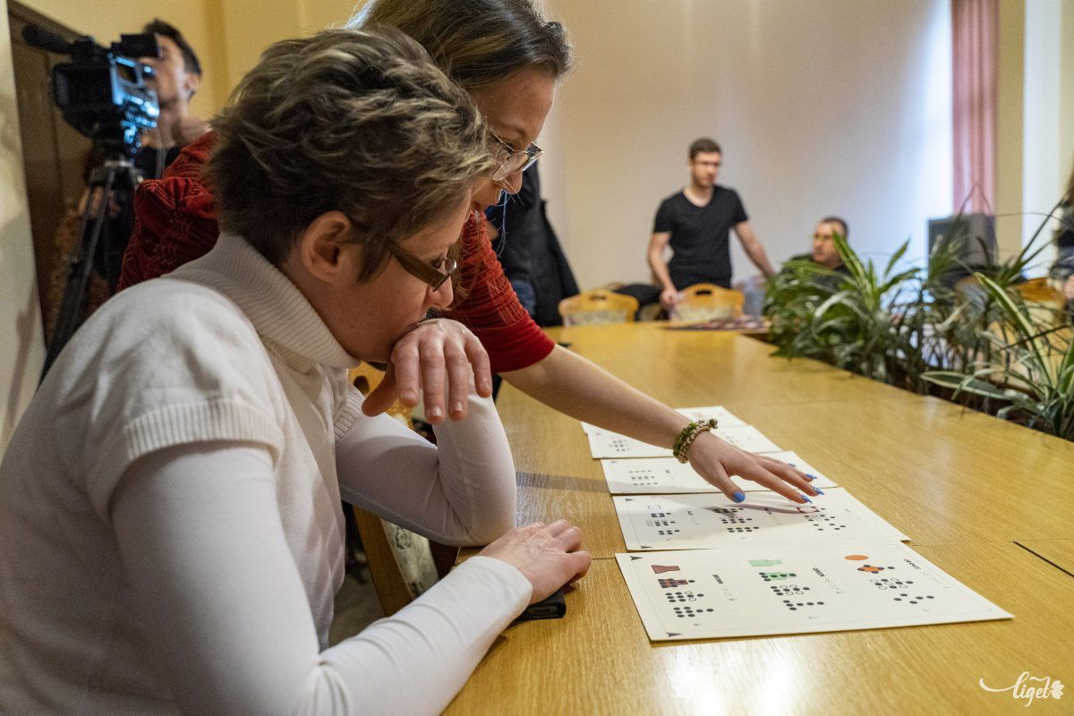 A látó kísérő segíti a tanulást, magyarázza a szimbólumokat •  Fotó: Haáz Vince
