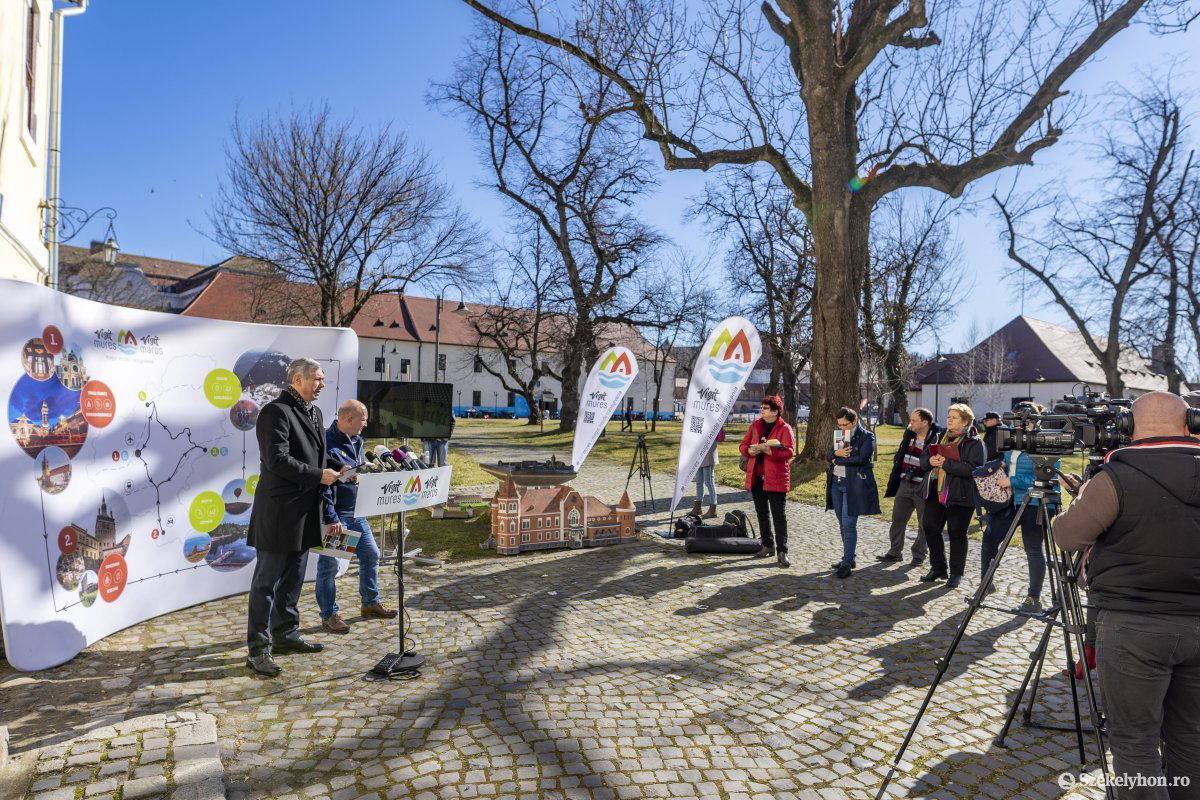 Stílusosan, a vár udvarán beszéltek a turisztikai fejlesztésről •  Fotó: Haáz Vince