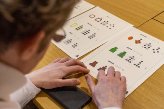 Találmány Kolozsvárról: mértani alakzatok mesélnek a színekről
