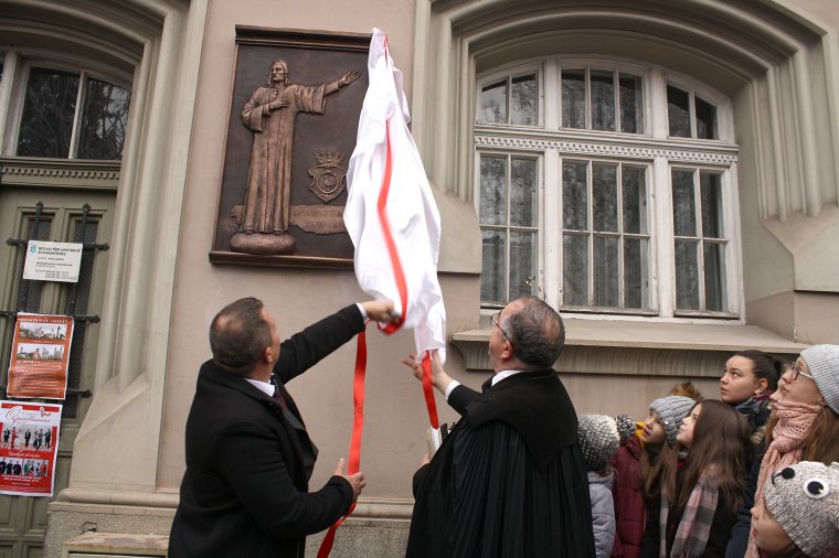 Tökéletesíthető a gyönyörű irány: Dávid Ferenc-domborművet avattak Marosvásárhelyen