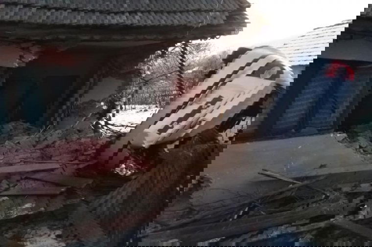 Házba csapódott egy személygépjármű Kebelén