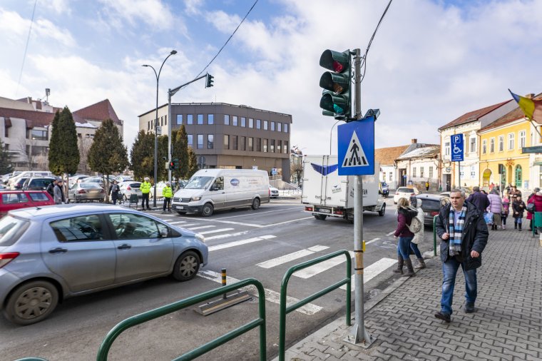 Nyomógombos jelzőlámpa az átkelés biztonságosabbá tételéért