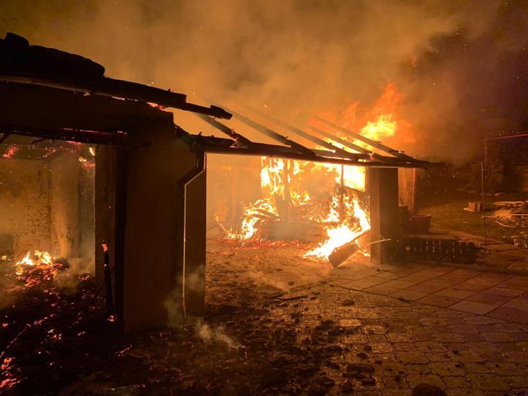 Lakóházaknál, garázsnál, szalmabáláknál léptek közbe a tűzoltók