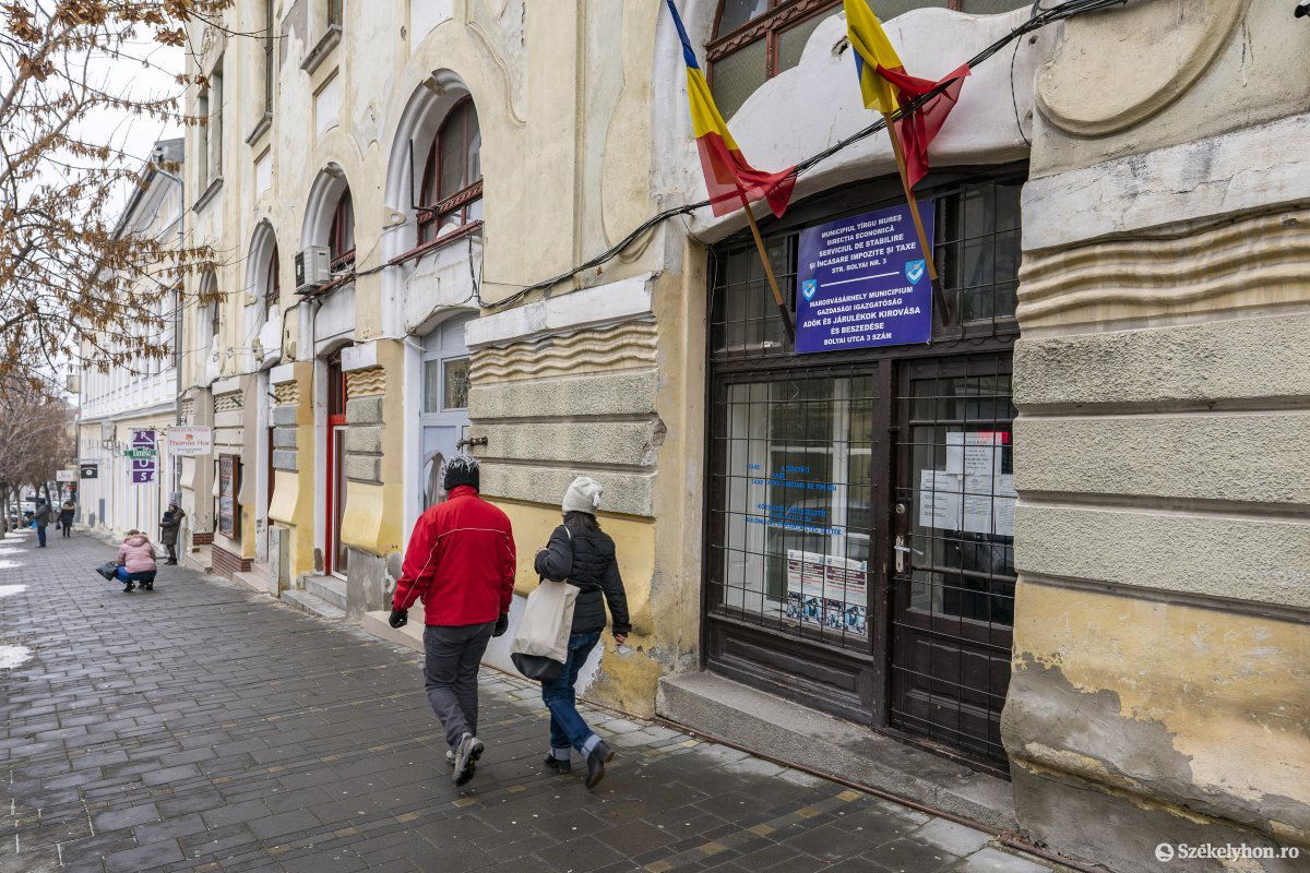 Pénztár a marosvásárhelyi Bolyai utcában. A legtöbben betérnek valamelyik pénztárba adót törleszteni •  Fotó: Haáz Vince