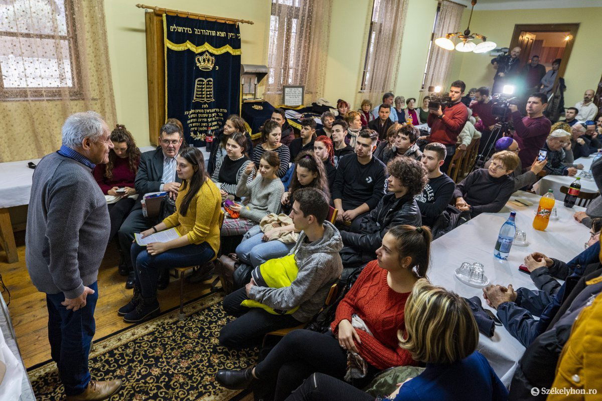 Fiatalok és idősebbek hallgatták a 75 évvel ezelőtti eseményekről szóló beszámolókat. •  Fotó: Haáz Vince