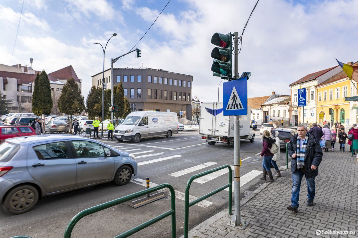Az átjáró eddig is itt volt, most szereltek jelzőlámpát is •  Fotó: Haáz Vince