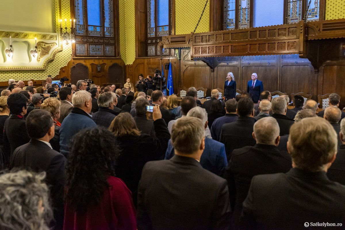 Zsúfoltságig megtelt a volt városháza díszterme •  Fotó: Haáz Vince