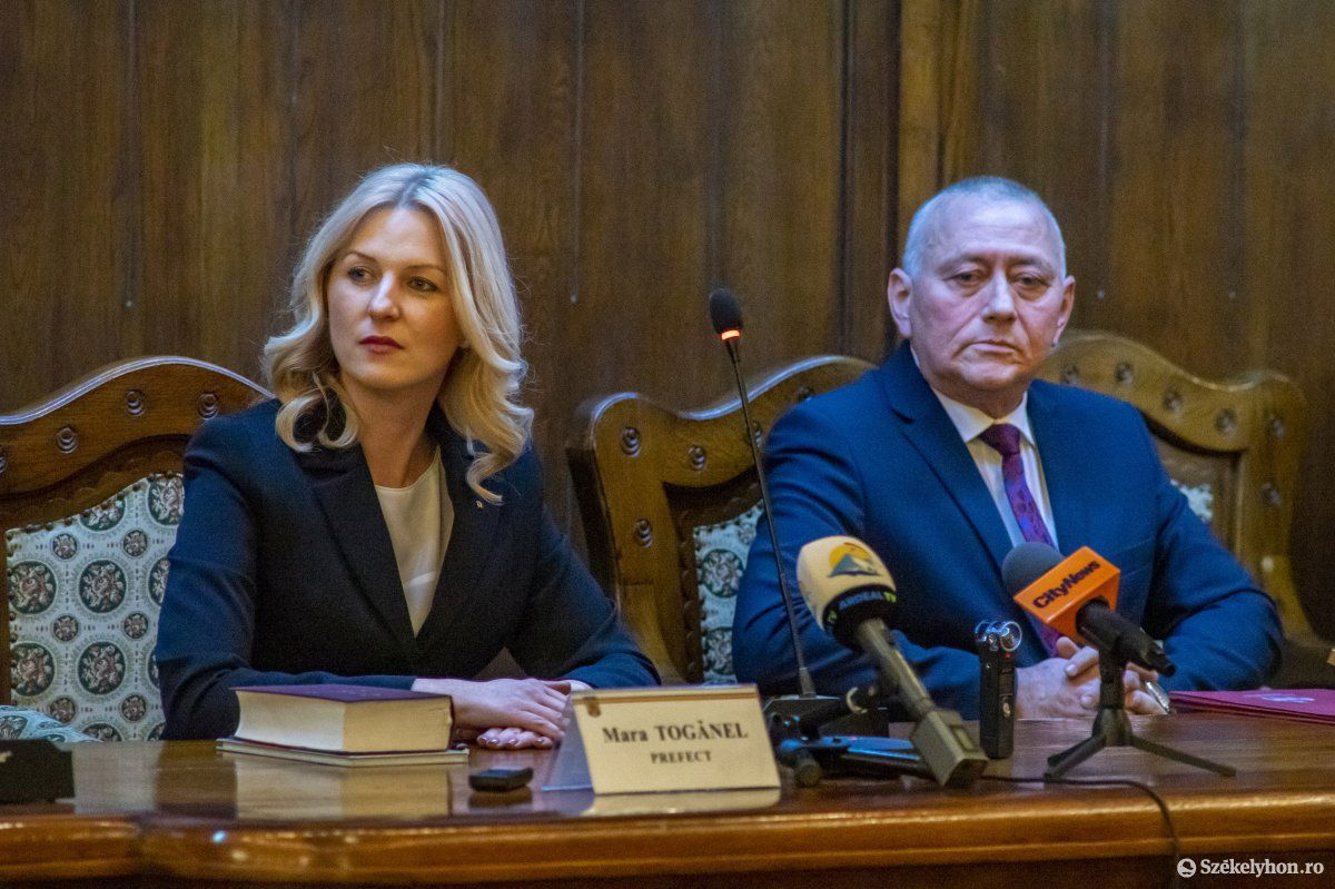 Mara Togănel prefektus és Nagy Zsigmond, az egyik alprefektus •  Fotó: Haáz Vince
