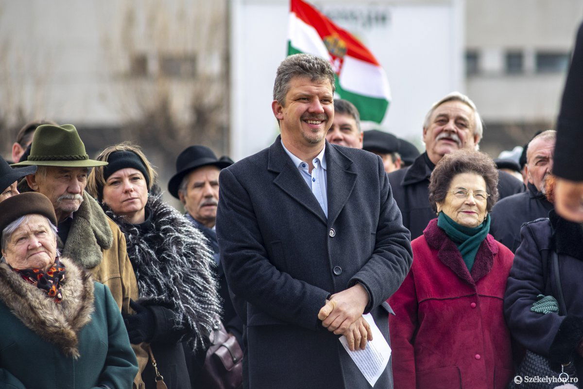 Balról kalapban: Hunyadi László szobrászművész, a Petőfi-szobor alkotója •  Fotó: Haáz Vince