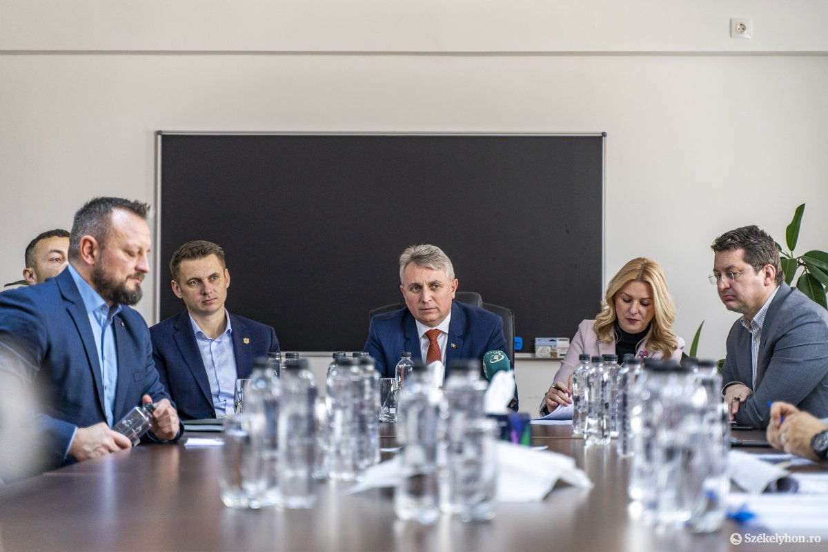 Bode
miniszter középen, mellette a Maros és Kolozs megye prefektusa •  Fotó: Haáz Vince