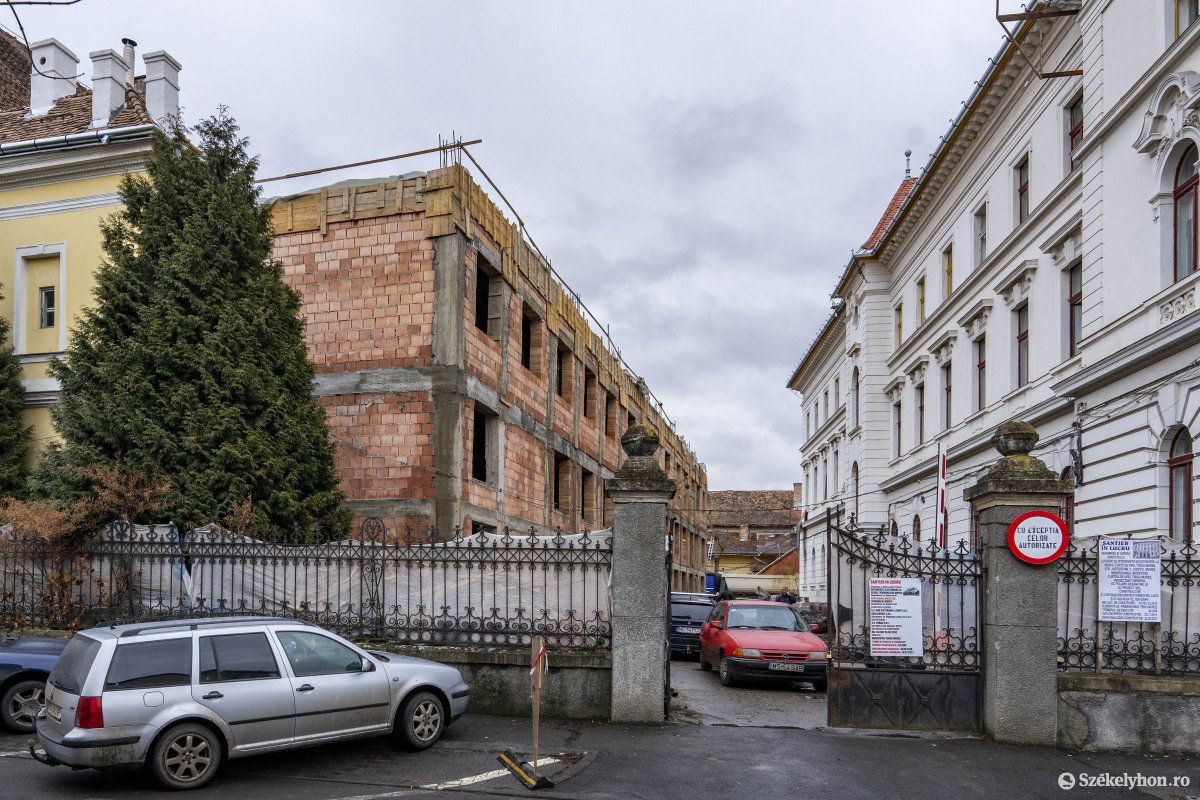 Fokozzák a helyhiányt a toldások: a szűk közös udvar még jobban összezsugorodott • Fotó: Haáz Vince